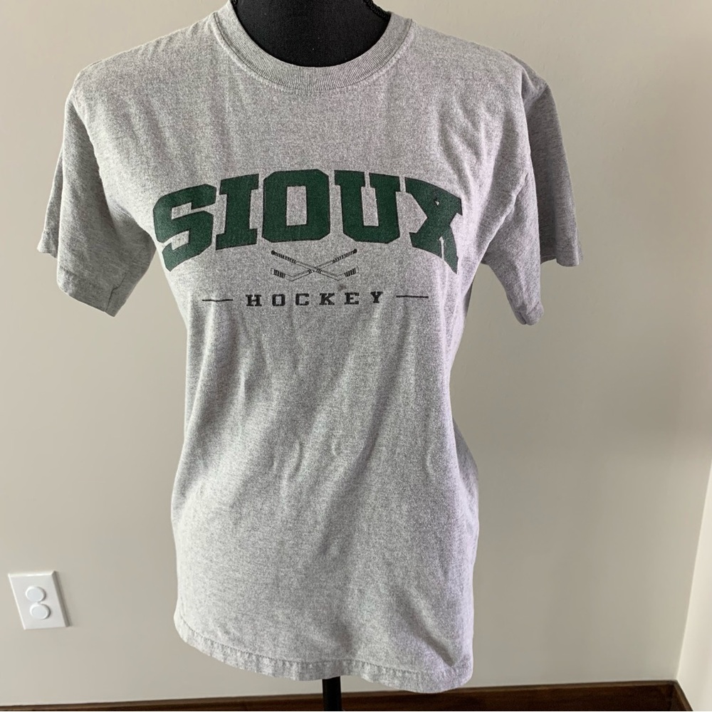 UND Fighting Sioux North Dakota Hockey Tee Size S